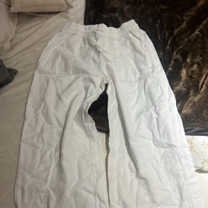 Linnebyxor  - Ett par linnebyxor 