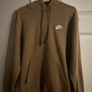 Nike hoodie - Nike hoodie i storlek M, kan fraktas. Nypris 650kr