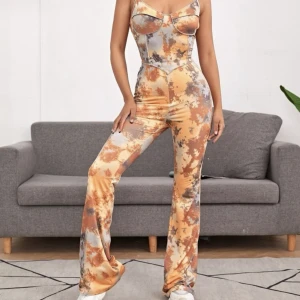 klädes sett - en crop top med flaired byxor i stretchigt material  som kommer i set