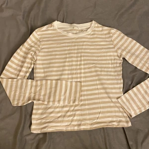 Randig tröja - Randig skön tröja från HM. Använd fåtal gånger och säljer för att den inte används hos mig. Fint skick!⭐️