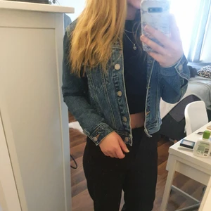 Jeans jacka - 270 kr eller bud. Frakt kostnaden ingår i priset.  Jeans jacka storlek xs. Använd ca 2 gånger. Är som ny. Köppt för ca 650kr