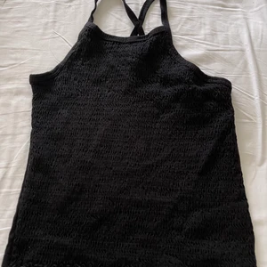 Svart top - Svart top använda 1 gång…som sedan bara blivit bortglömd. Superfin till vita shorts. Komsi komsi…💜🍭💜🍭