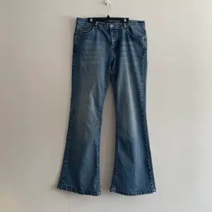 Ljusa flare jeans!!