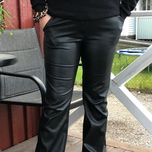 Super snygga skinnbyxor från madlady😍 - Byxorna är i storlek M längd 30. Ordinarie pris 499, mitt pris 300 Då dom är i bra skick. Dom är perfekta i längden på mig som är runt 160. Säljer pågrund av att jag inte använder dem.