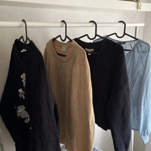 Tröjor - Olika tröjor i storlekarna s-m men alla passar en S skulle jag säga💖 pris varierar mellan 40-70 💖 skriv om ni är intresserade eller vill ha fler bilder 