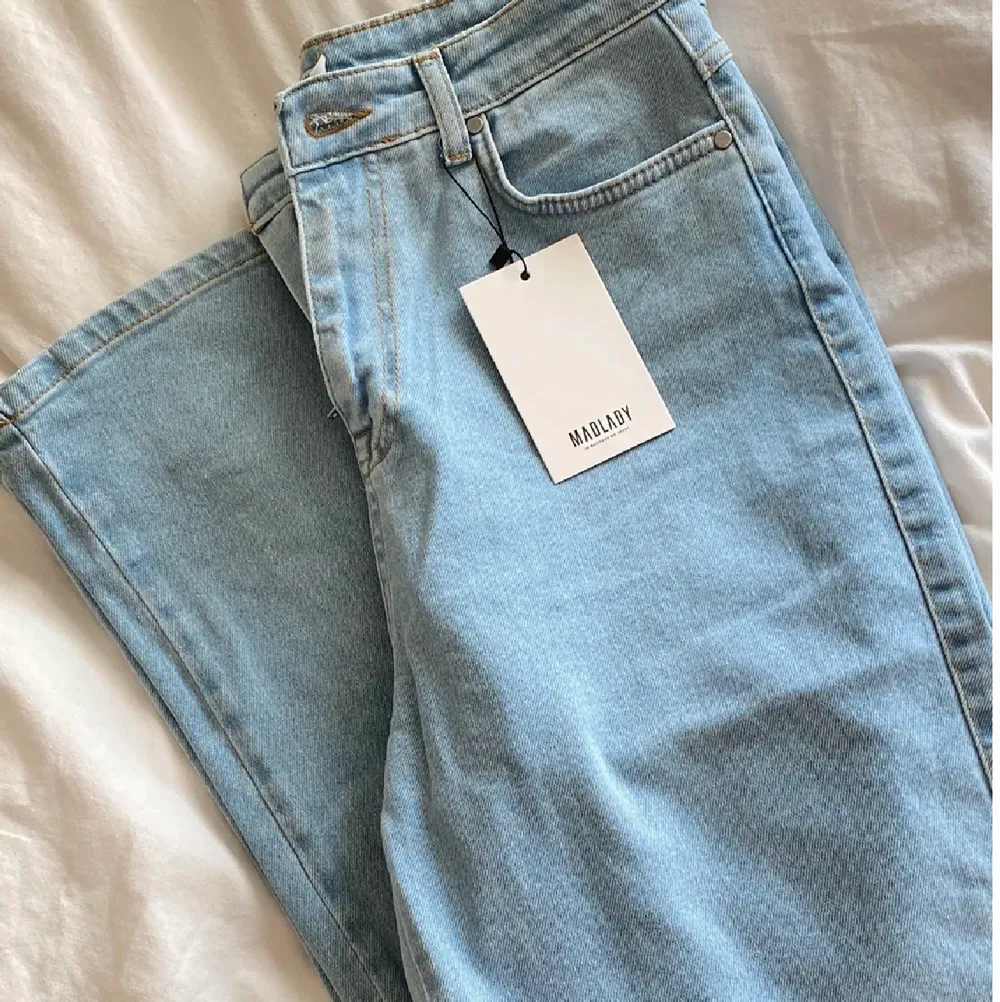 Jeansen är oanvända med lappar kvar, storlek 40-L30 men passar bra på en 38, jag är 168 och de är helt okej i längden. . Jeans & Byxor.