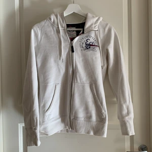 Tjocktröja med dragkedja  - En vit enkel tjocktröja med dragkedja med en lagom diskret logga🌻💫