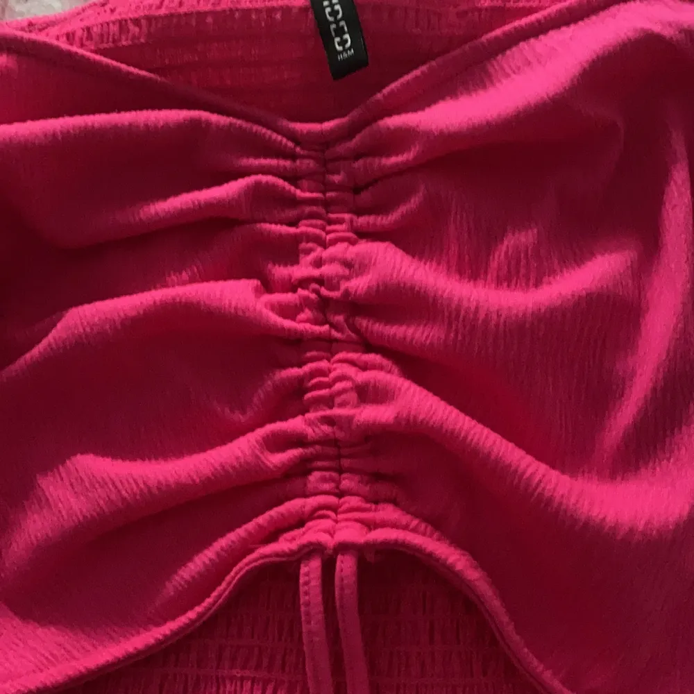 Så fin rosa tröja med snörning! Köptes på Plick men är tyvärr för stor för mig i bysten, men väldigt fin detalj med snörning . Säljer för 75 i med att jag aldrig använt den💕. Toppar.