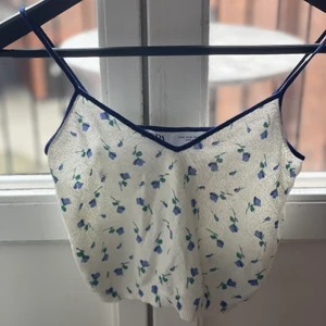 Sommar linne - Ett vitt sommar linne med blå detaljer🫐🤍köpt ifrån zara för 300kr🤍🫐 aldrig använd därav väldigt bra skick!!!