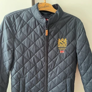Morris Herrjacka XS - Hej,  Jag rensar nu garderoben, denna jacka köpte jag från Care Of Carl för 1999kr.  Jag har använt denna 2gånger på 2 middagar. Den har spenderat den mesta tiden i en flyttlåda då jag flyttade till Stockholm och har inte tagit upp denna. Bifogade även bi