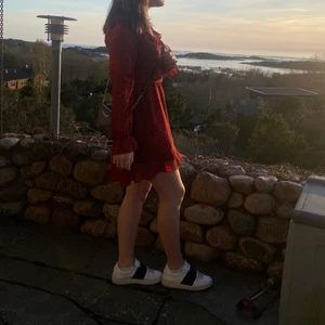 Klänning - Säljer denna så söta klänning ifrån HM i storlek 34 då den inte kommer till användning ❤️  perfekt till sommaren ❤️