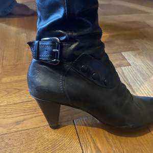 Svarta boots med klack i storlek 39. 150kr + frakt 