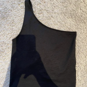 ❗️One shoulder top från Ginatricot❗️ - 💕Säljer denna topp då jag inte använder den längre. Toppen är i storlek S💕