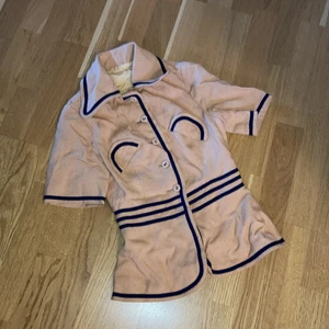 Vintage topp - superfin topp som tyvärr blivit skrynklig då den bara legat i garderoben. köpt i en vintageaffär i stockholm. skulle säga att den passar xxs då den inte är stretchig alls. dm för mer bilder. möter upp i stockholm, annars står köparen för frakten <3