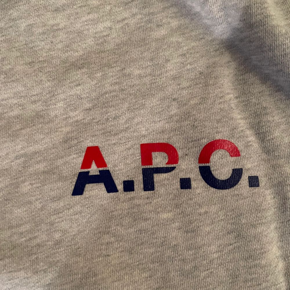 Säljer min APC tjocktröja ca. 1år gammal, true to size. Kan posta och mötas upp. Tröjor & Koftor.