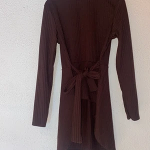 Ribbad topp strl 38 - En ribbad topp med lång ärm. Nytt skick med prislapp.  Köpt för 250 säljer för 150kr, dock kan pris diskuteras.