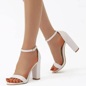 Vita klackskor  - Söta vita klackskor som är helt nya, aldrig använda utan endast testade💓