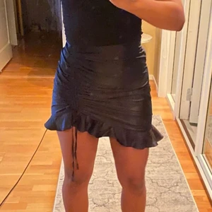 Svart satin kjol - Säljer denna fina svarta satinkjolen. Den har en justerbart band. Aldrig använd💞 Köpt för 299kr