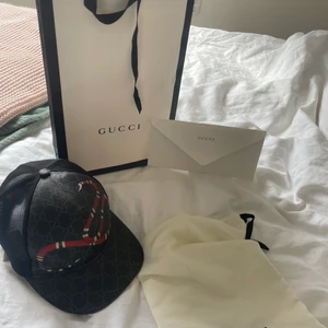 Gucci keps - Hej jag säljer min Gucci keps storlek L. Jag säljer eftersom den tyvär inte längre passar mig 