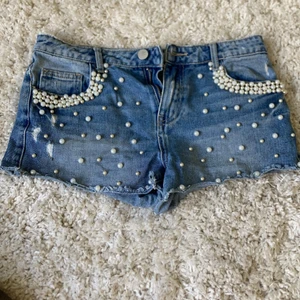 Lågmidjade Jeansshorts  - Jätte fina shorts med pärlor på, lågmidjade och har en väldigt snygg passform.