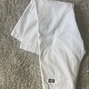 Dickies byxor  - Ett par fina dickiesbyxor i nyskick. Tyvärr passa dem inte mig därför säljs dem! 