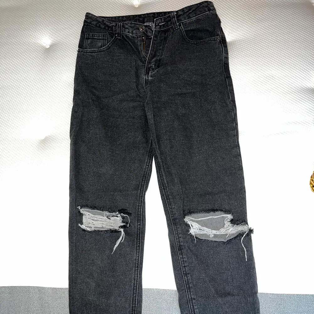 Jeans i storlek Xs, dem är inte tighta vid vaderna utan mer raka. Jeans & Byxor.