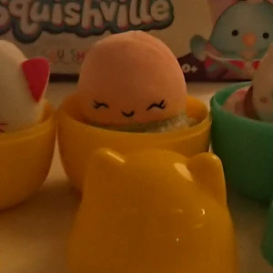 Squishville mystery serie 4 - Jag säljer två av mina squishville mystery egg serie 4- Octopus and Lion. De har fortfarande sin tagg och de kommer med sitt kattägg kapsel. Jag köpte dem för 120kr men jag säljer dem bara för 100kr. Priset kan också diskuteras! Tack 😊!