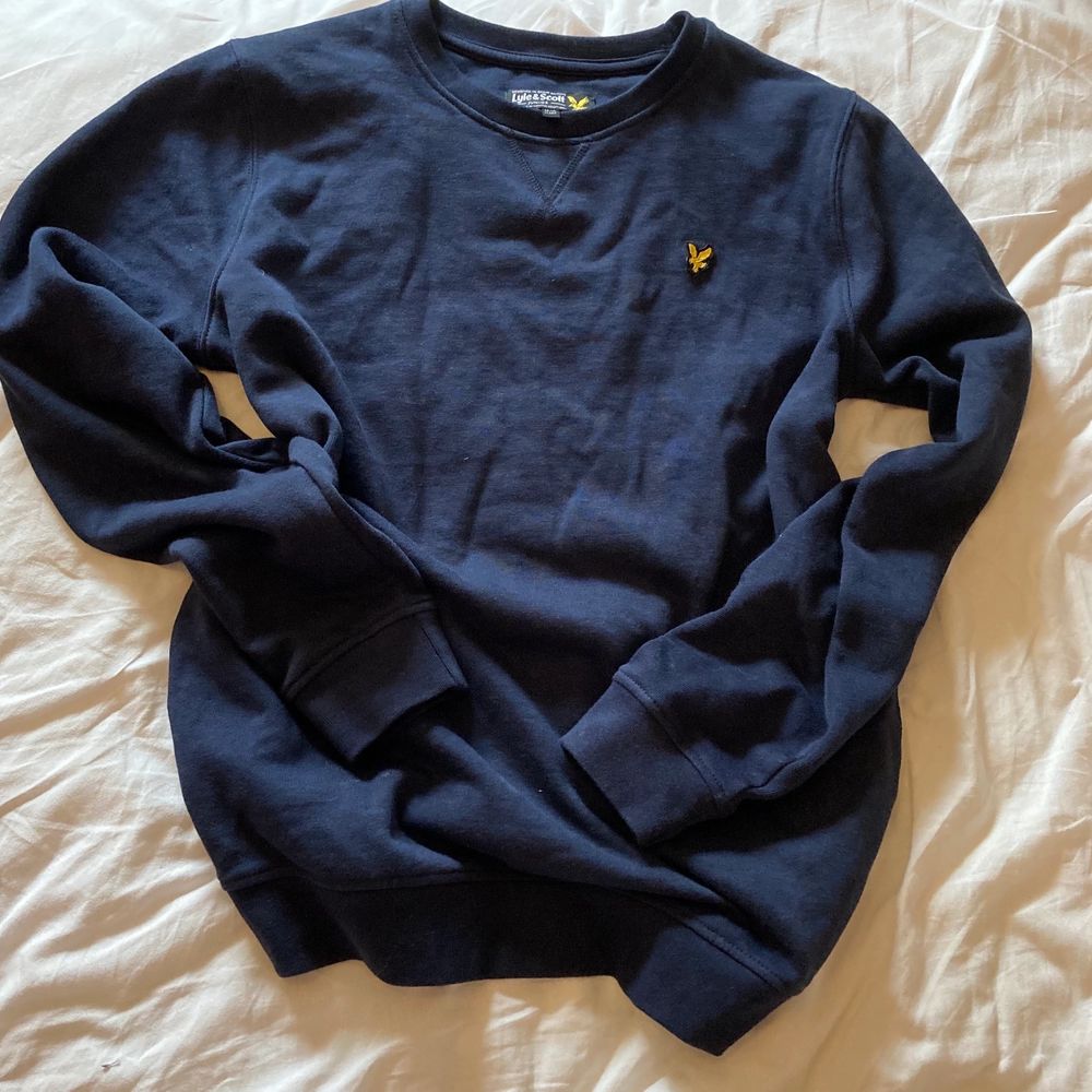 Sweatshirt köpt på kids brandstore i märket lyle&scott. Strl 14/15 år.❤️. Huvtröjor & Träningströjor.
