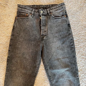 ❗️Gråa highwaist jeans från H&M💕 - 💕Säljer dessa jeans då jag inte använder den längre. Den är i storlek 36💕