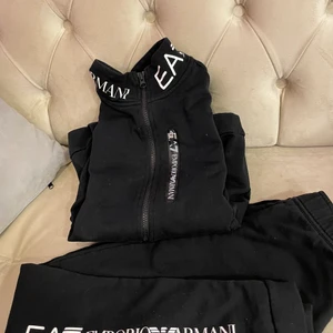 Armani dress - Snygg Armani dress i bra skick priset kan diskuteras köparen står för frakten 