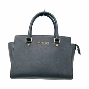 Michael Kors väska - Michael kors Selma Bag säljes. Modellen har utgått och säljs inte längre. Köpt för 3500kr och säljer den för 2000kr. Pris kan disskuteras vid snabbköp. Önskas fler bilder skriv på DM. 