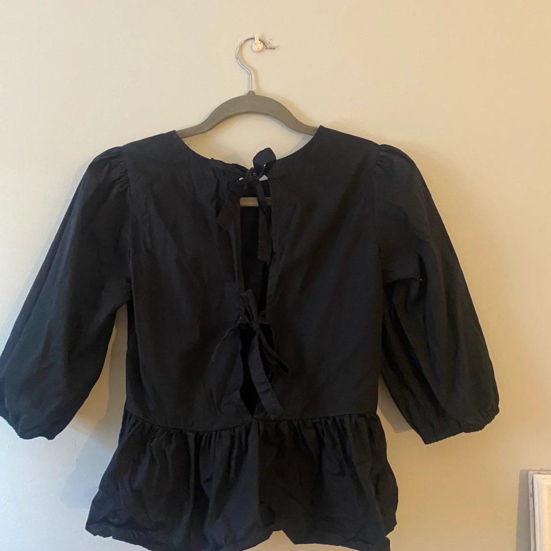 Tröja med knytningar på rygg - 90