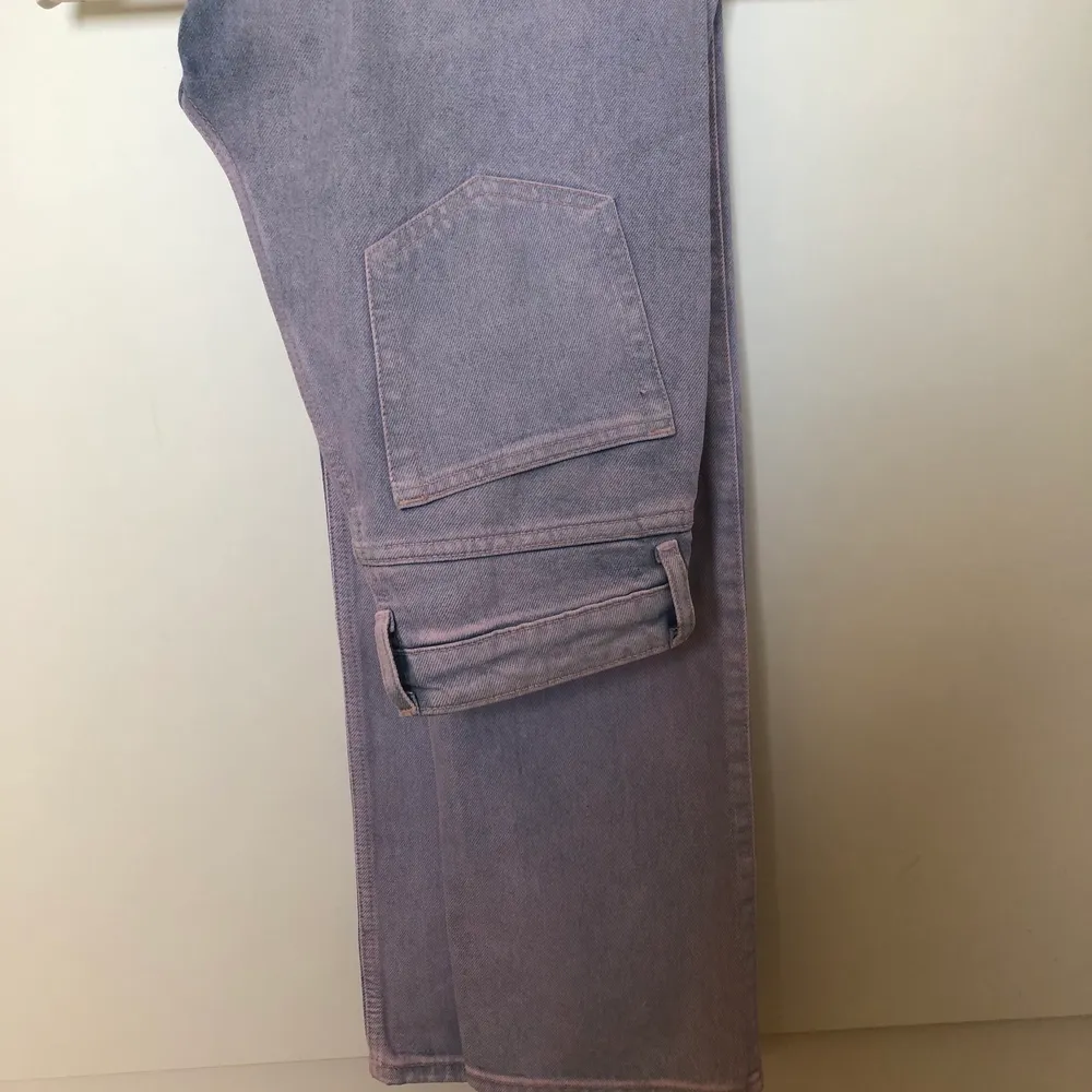 Skitsnygga lila jeans från Weekday i modellen Rowe. De är färgade lila ”utanpå”det blå jeanstyget, så de är blåa på insidan och kommer troligtvis bli blåare ju mer man använder och tvättar dem. Sparsamt använda av mig och endast tvättade en gång. . Jeans & Byxor.