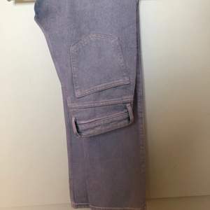 Skitsnygga lila jeans från Weekday i modellen Rowe. De är färgade lila ”utanpå”det blå jeanstyget, så de är blåa på insidan och kommer troligtvis bli blåare ju mer man använder och tvättar dem. Sparsamt använda av mig och endast tvättade en gång. 