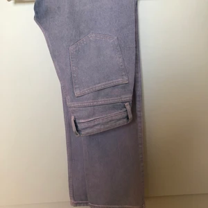 Lila Rowe - Skitsnygga lila jeans från Weekday i modellen Rowe. De är färgade lila ”utanpå”det blå jeanstyget, så de är blåa på insidan och kommer troligtvis bli blåare ju mer man använder och tvättar dem. Sparsamt använda av mig och endast tvättade en gång. 