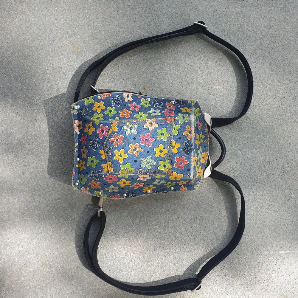 Boblbee y2k prototype hard shell mini-backpack. Lady bug style mini backpack! So cute. Väskor.