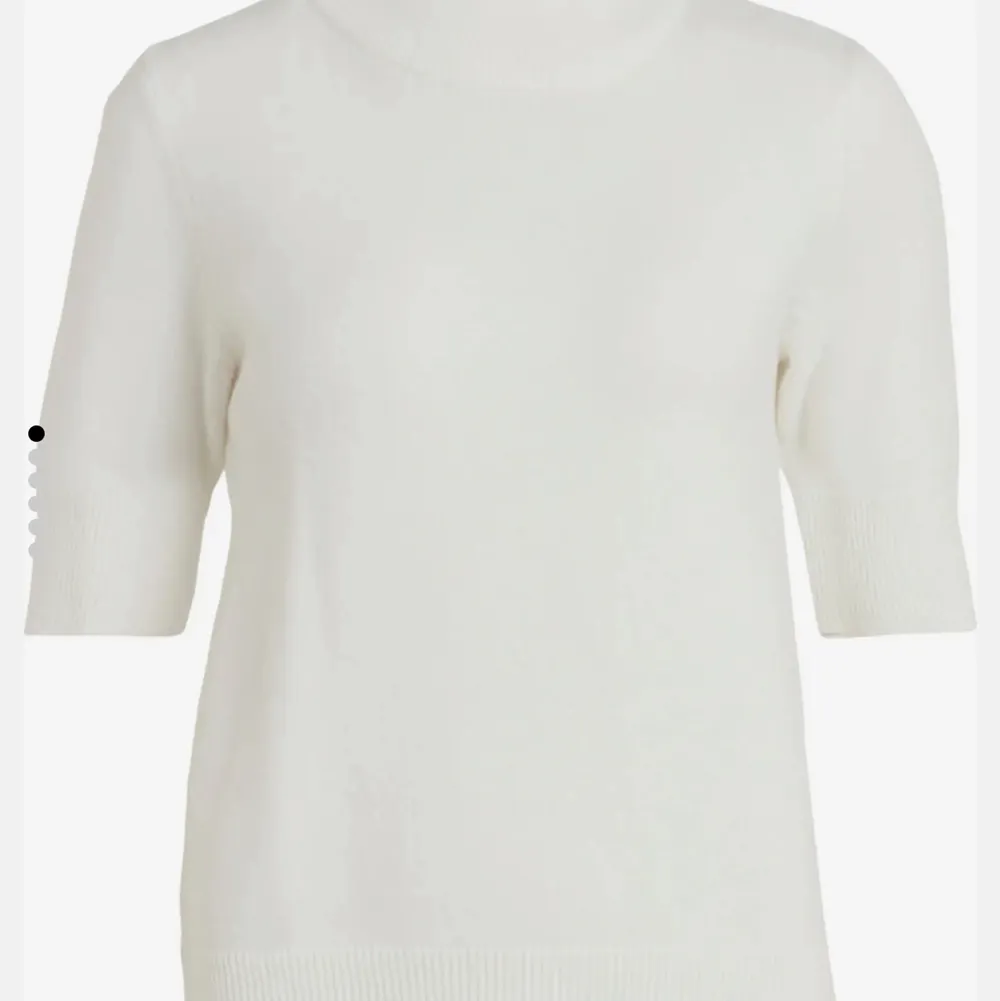 Super fin vit tröja, ärmarna går precis över armbågarna o h materialet är så skönt🤍🤍 . Tröjor & Koftor.