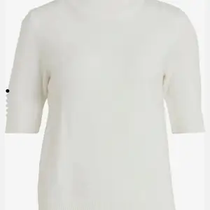 Super fin vit tröja, ärmarna går precis över armbågarna o h materialet är så skönt🤍🤍 