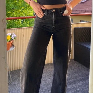 Svarta jeans  - Svarta jeans, högmidjade, lite utsvängda❣️