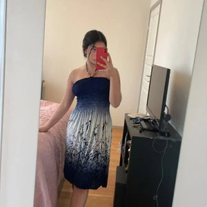 Strandklänning  - Strandklänning köpt utomlands. Den är one size så den är väldigt stretchig. Säljer en till likadan fast i en annan färg