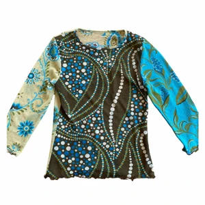 mönstrad mesh topp/långärmad tröja! - Superfin köpt på humana. Passar någon med xs eller s. Superfin verkligen. 💚💙 Använd 2-3 gånger. Säljer pga att den inte kommer till användning. Möts upp i Stockholm och fraktar!