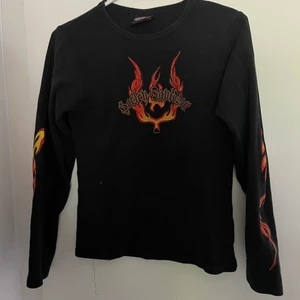 Harley Davidson tröja  - Köpt second hand men själv aldrig använt. Är från barnavdelningen men passar mig som croptop som brukar ha M i tröjor.