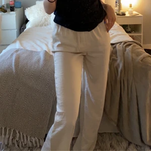 Linnebyxor  - Jättefina byxor i satin som liknar linnebyxor. Säljer då de inte kommer till användning då jag har för många. Frakten kostar 51kr. 