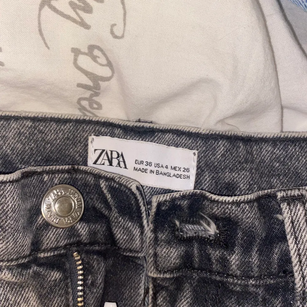 Super fina från Zara i nyskick storlek 36, finns även i blått.. Shorts.
