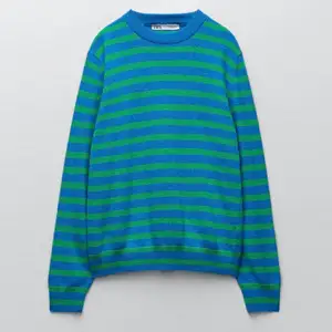 Säljer nu min älskade, stickade, grönblå randiga tröja som är helt slutsåld från zara 🙌🏻Kom privat för fler bilder eller frågor. Köptes för 399 säljer för ca 200, i nyskick❤️