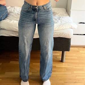 Superfina mid-waist jeans, oklart vilket märke det är. Säljer då de är för små för mig. Storlek 36.