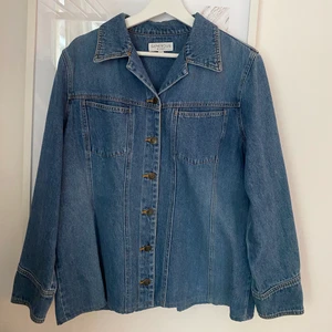Jeanse-skjorta - En skjorta i jeanse material, i gott skick. Passar S-M skulle jag säga för en lös passform.