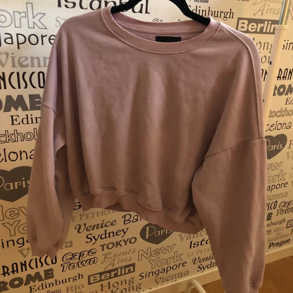 En lavendel lila croppad sweatshirt från Lager 157! Står M-L men skulle säga S-L! Frakt tillkommer! (Fraktalternativet nedan stämmer inte) . Tröjor & Koftor.