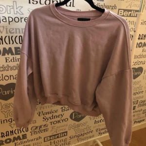 Lila sweatshirt  - En lavendel lila croppad sweatshirt från Lager 157! Står M-L men skulle säga S-L! Frakt tillkommer! (Fraktalternativet nedan stämmer inte) 