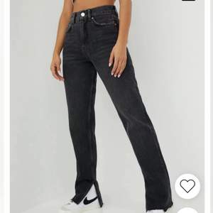 Säljer dessa fina jeans då jag inte använder dom. Tyvär har färgen tvättats bort lite och dom är mer åt det gråa hållet, men det är ingen skada eller märken. Dom har slits. Dom är i storlek 32 men långa i benen.